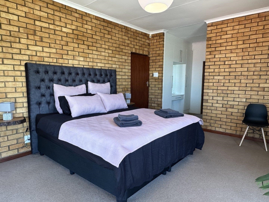 6 Bedroom Property for Sale in Wavecrest Eastern Cape